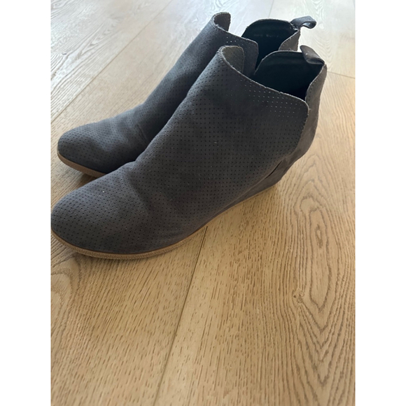 Women's DV8 Booties Size 10 Gray Faux Suede Wedge - Picture 2 of 4